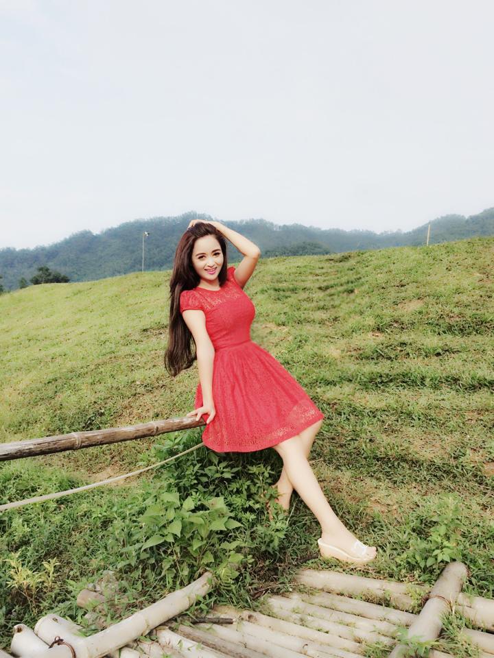 Ngắm nhan sắc BTV đài Hà Nội xinh như búp bê 