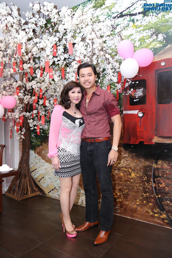 Vũ Hoàng Việt và Yvonne nắm tay nhau đi ăn hải sản