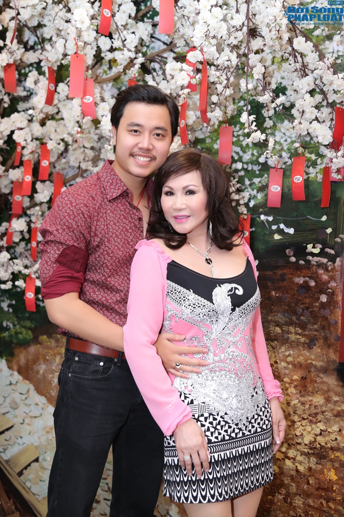 Vũ Hoàng Việt và Yvonne nắm tay nhau đi ăn hải sản