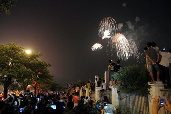 Pháo hoa ngập trời Hà Nội