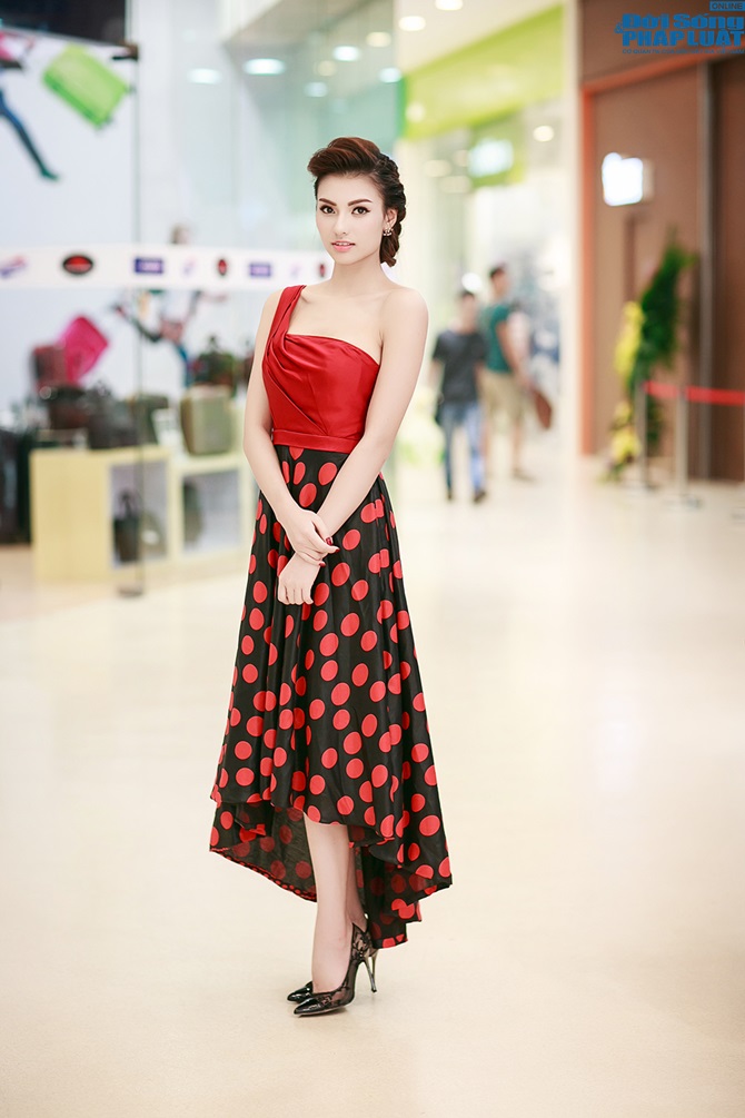 Hồng Quế diện hờ hững khoe vai trần lộ hình xăm