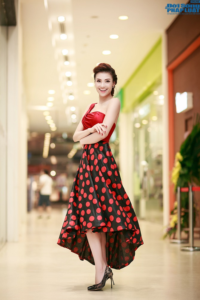 Hồng Quế diện hờ hững khoe vai trần lộ hình xăm