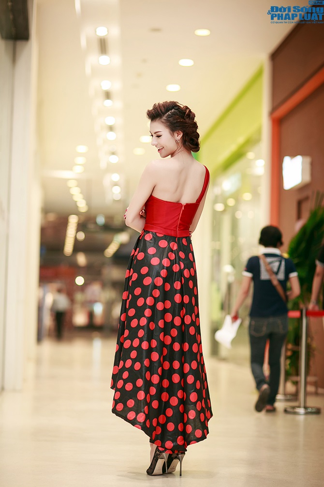 Hồng Quế diện hờ hững khoe vai trần lộ hình xăm