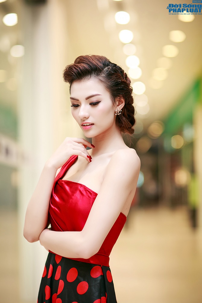 Hồng Quế diện hờ hững khoe vai trần lộ hình xăm