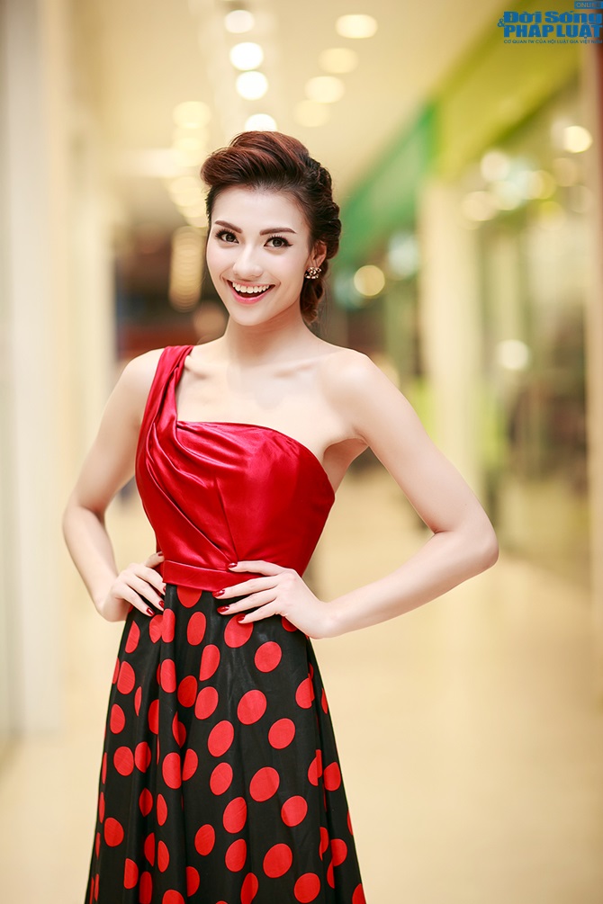 Hồng Quế diện hờ hững khoe vai trần lộ hình xăm