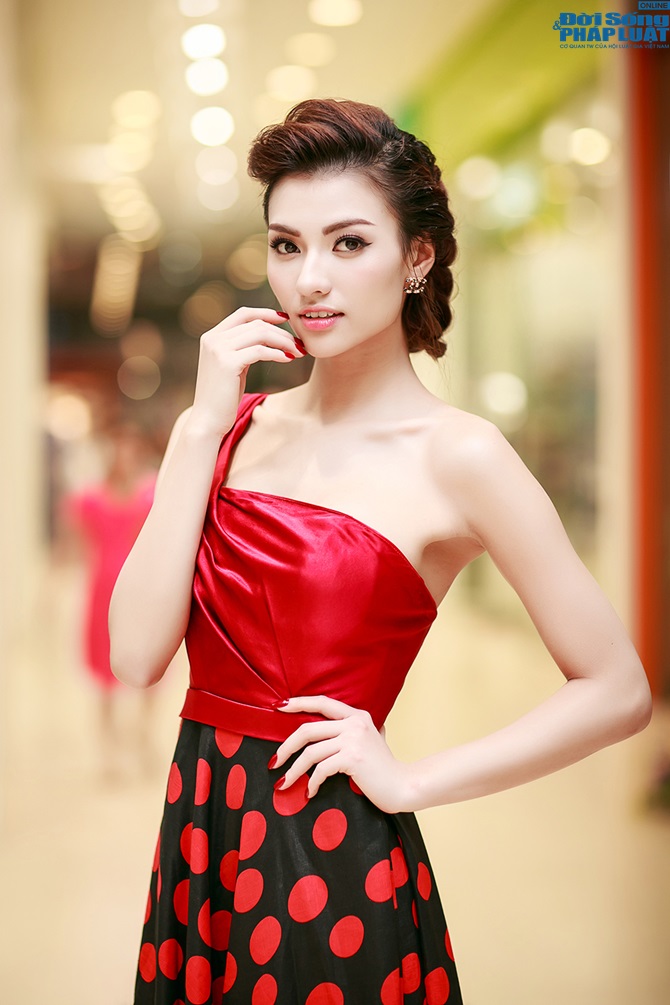 Hồng Quế diện hờ hững khoe vai trần lộ hình xăm