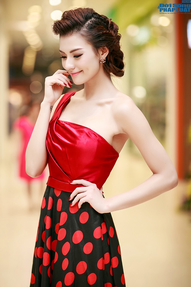 Hồng Quế diện hờ hững khoe vai trần lộ hình xăm