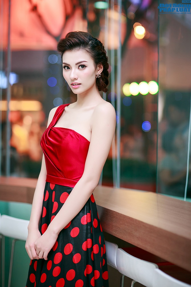 Hồng Quế diện hờ hững khoe vai trần lộ hình xăm