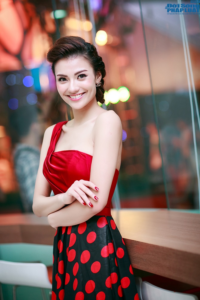 Hồng Quế diện hờ hững khoe vai trần lộ hình xăm