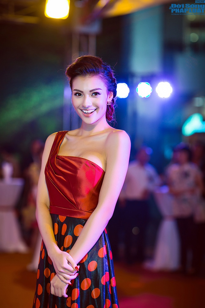 Hồng Quế diện hờ hững khoe vai trần lộ hình xăm