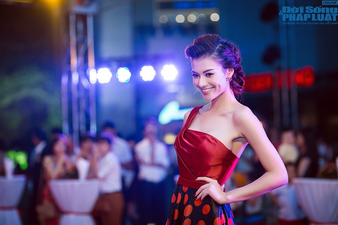 Hồng Quế diện hờ hững khoe vai trần lộ hình xăm