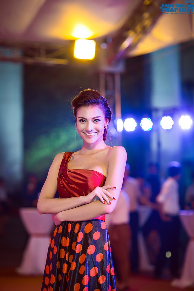 Hồng Quế diện hờ hững khoe vai trần lộ hình xăm