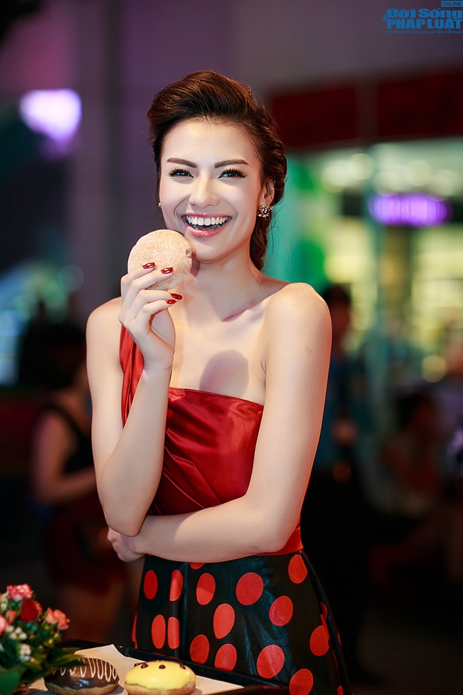 Hồng Quế diện hờ hững khoe vai trần lộ hình xăm