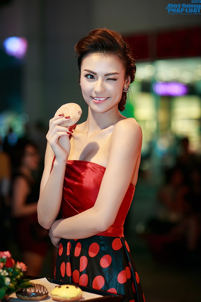 Hồng Quế diện hờ hững khoe vai trần lộ hình xăm