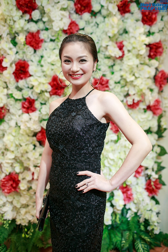 Hoa hậu Á hậu cùng dàn mỹ nhân đến chúc mừng nhà thiết kế Hà Duy