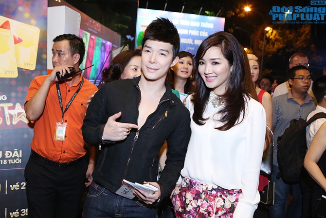 Nathan Lee đeo nhẫn 3 tỷ , vui vẻ bên bạn gái cũ Trấn Thành 