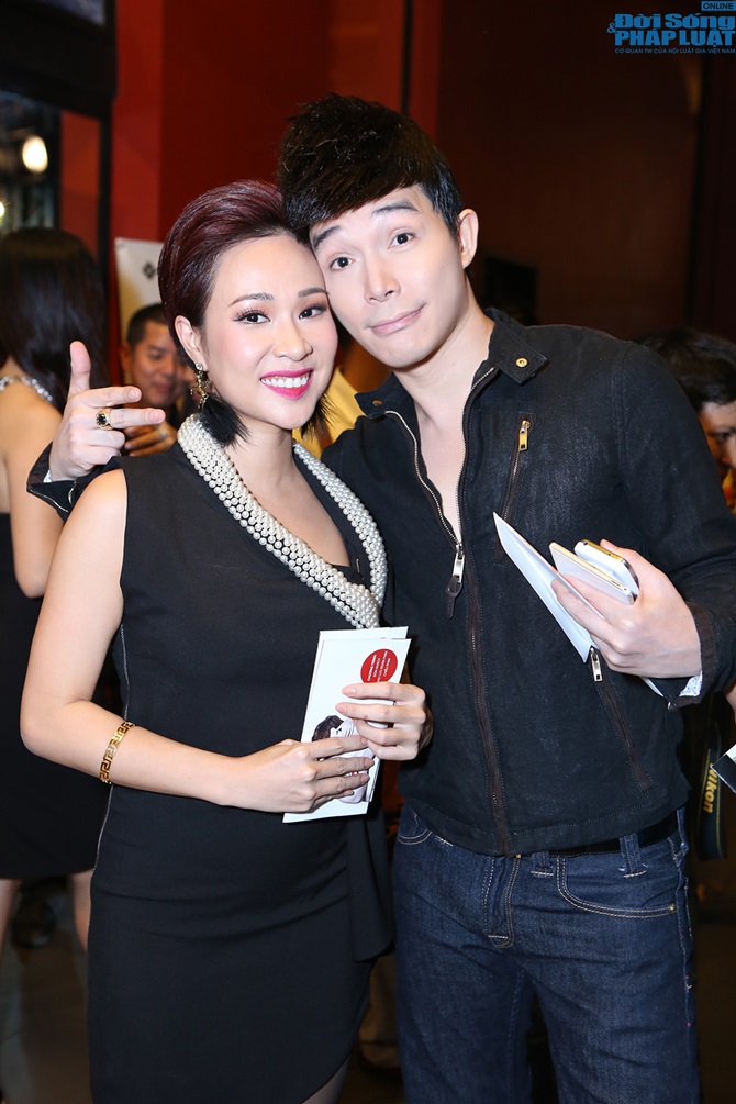 Nathan Lee đeo nhẫn 3 tỷ , vui vẻ bên bạn gái cũ Trấn Thành 