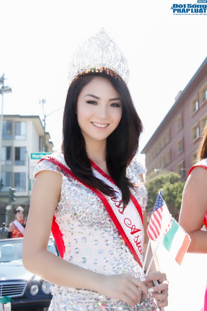 Hoa hậu Jennifer Chung cùng hoa hậu San Francisco diễu hành 