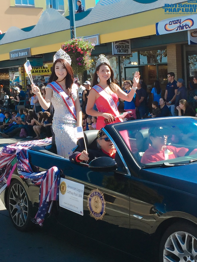 Hoa hậu Jennifer Chung cùng hoa hậu San Francisco diễu hành 