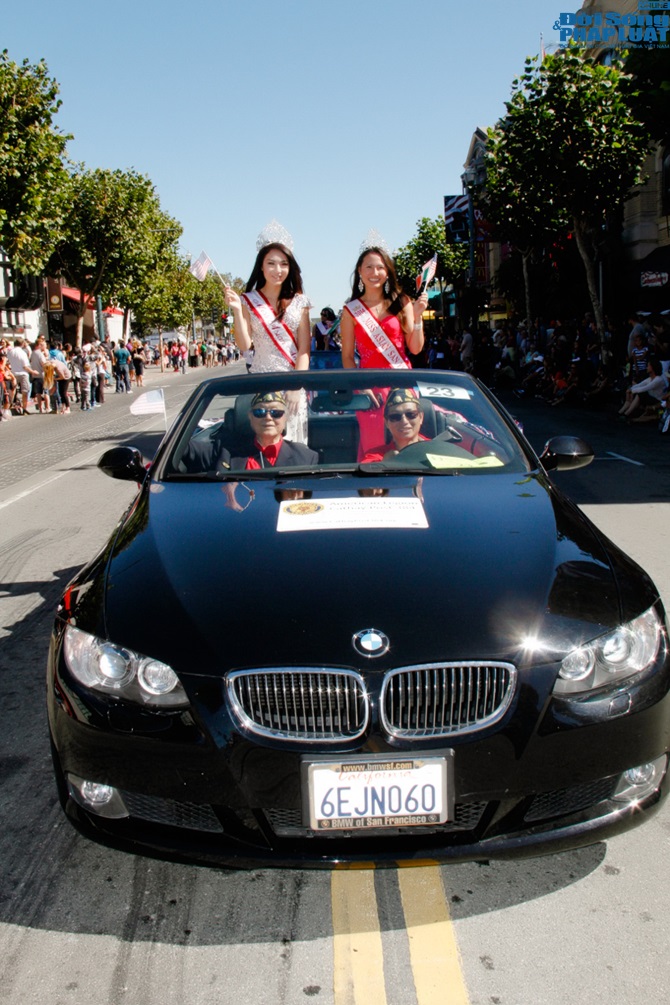 Hoa hậu Jennifer Chung cùng hoa hậu San Francisco diễu hành 