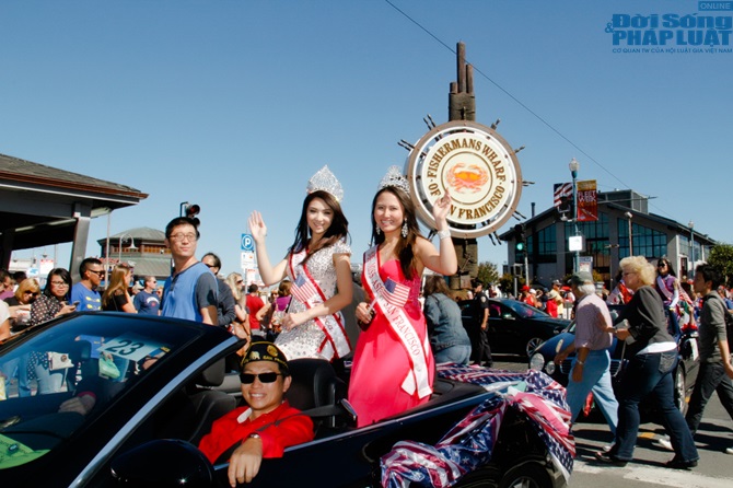 Hoa hậu Jennifer Chung cùng hoa hậu San Francisco diễu hành 