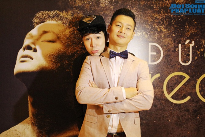 Đức Tuấn rủ Nathan Lee quậy tưng họp báo