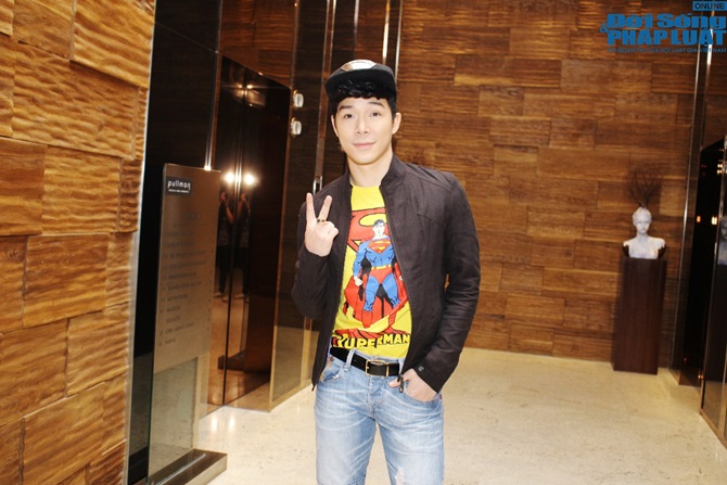 Đức Tuấn rủ Nathan Lee quậy tưng họp báo