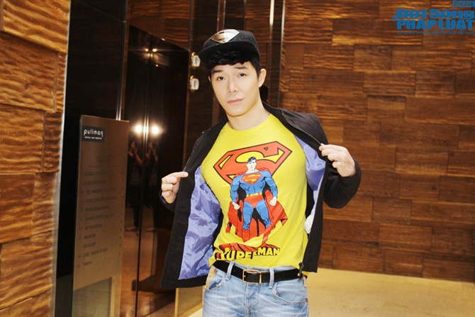 Đức Tuấn rủ Nathan Lee quậy tưng họp báo