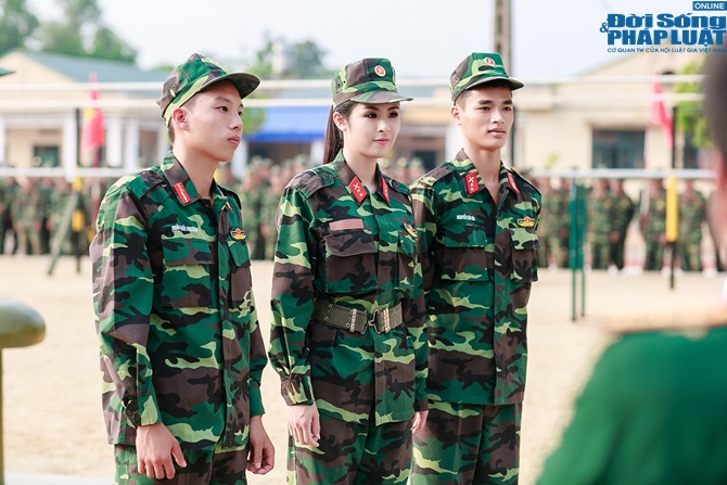 Ngọc Hân, Nguyễn Thị Loan hoà đồng cùng các chiến sĩ