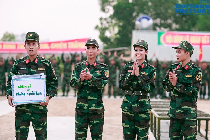 Ngọc Hân, Nguyễn Thị Loan hoà đồng cùng các chiến sĩ