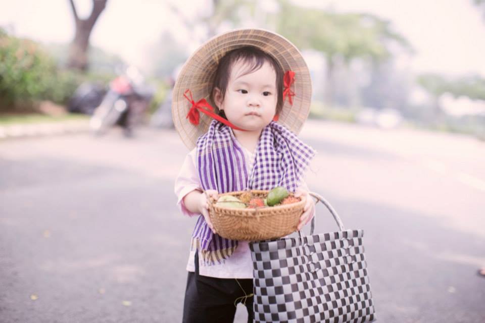 Rio và Cherry hóa “Hai lúa dắt Ba ruộng lên phố” cực đáng yêu