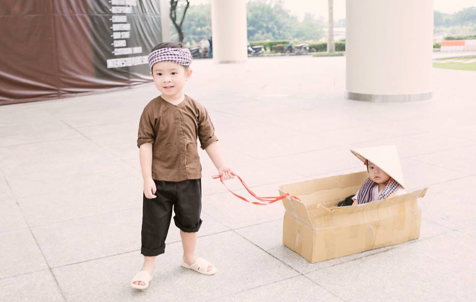 Rio và Cherry hóa “Hai lúa dắt Ba ruộng lên phố” cực đáng yêu