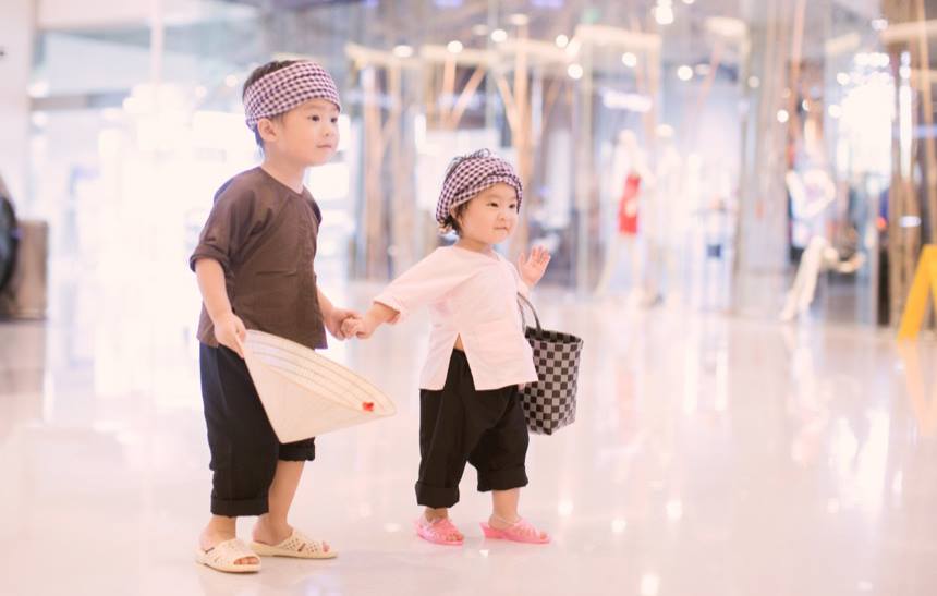 Rio và Cherry hóa “Hai lúa dắt Ba ruộng lên phố” cực đáng yêu