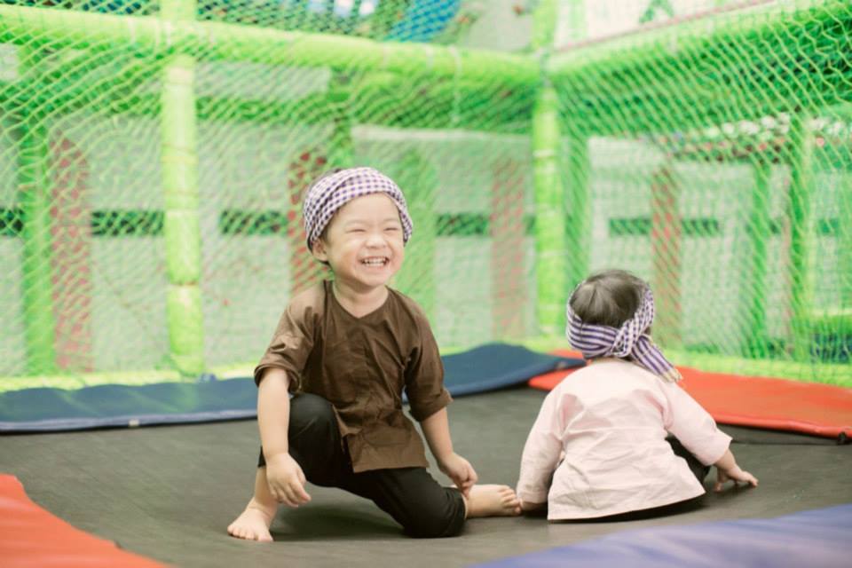 Rio và Cherry hóa “Hai lúa dắt Ba ruộng lên phố” cực đáng yêu