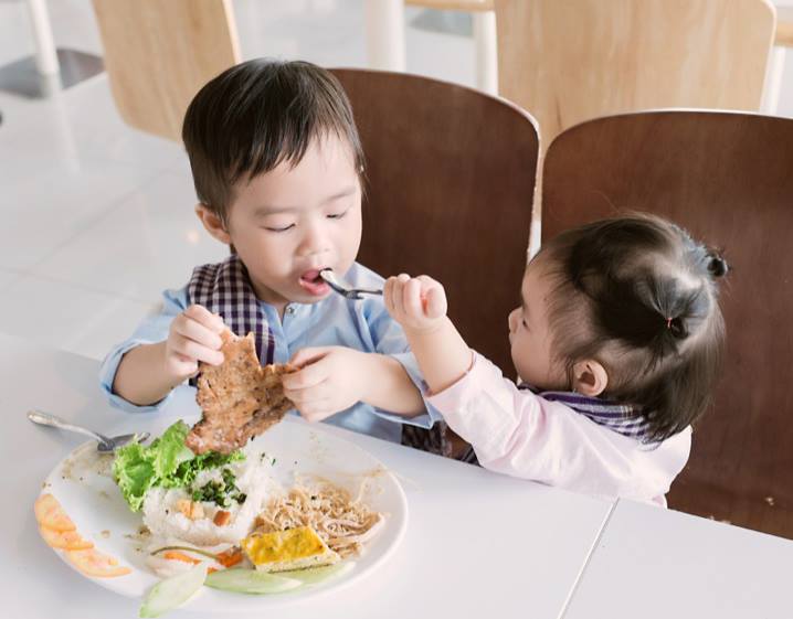 Rio và Cherry hóa “Hai lúa dắt Ba ruộng lên phố” cực đáng yêu