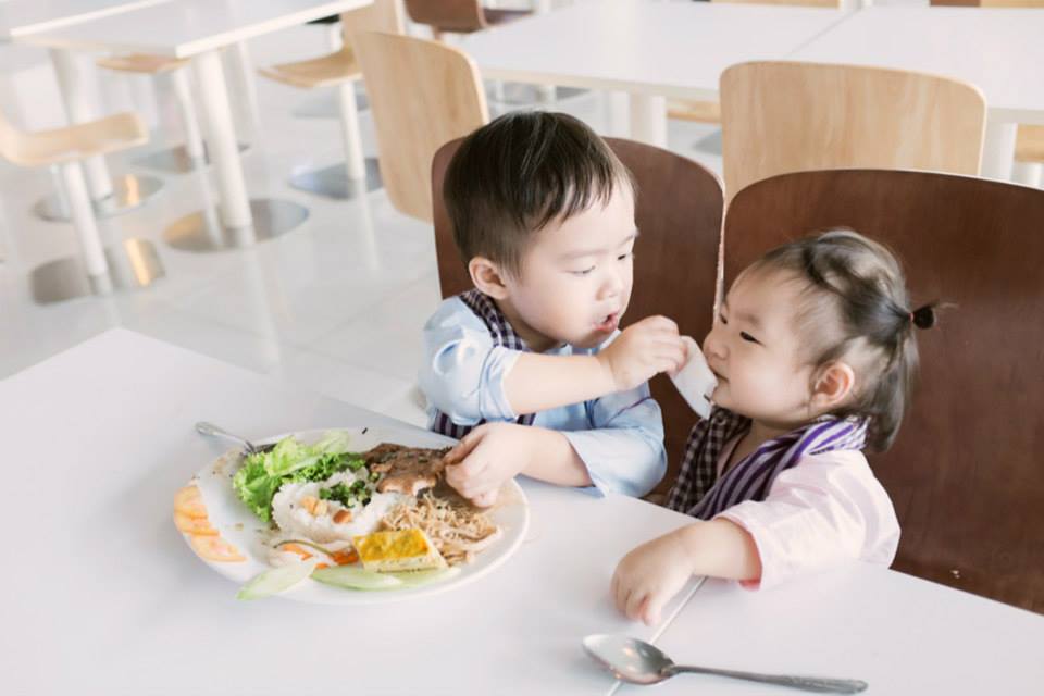 Rio và Cherry hóa “Hai lúa dắt Ba ruộng lên phố” cực đáng yêu