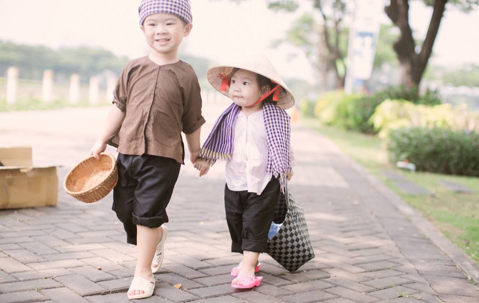 Rio và Cherry hóa “Hai lúa dắt Ba ruộng lên phố” cực đáng yêu