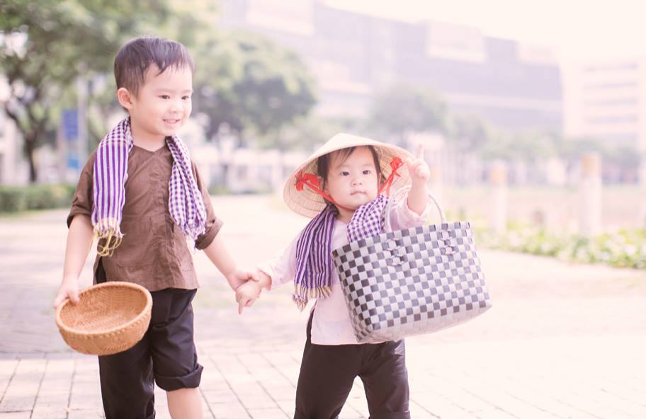 Rio và Cherry hóa “Hai lúa dắt Ba ruộng lên phố” cực đáng yêu