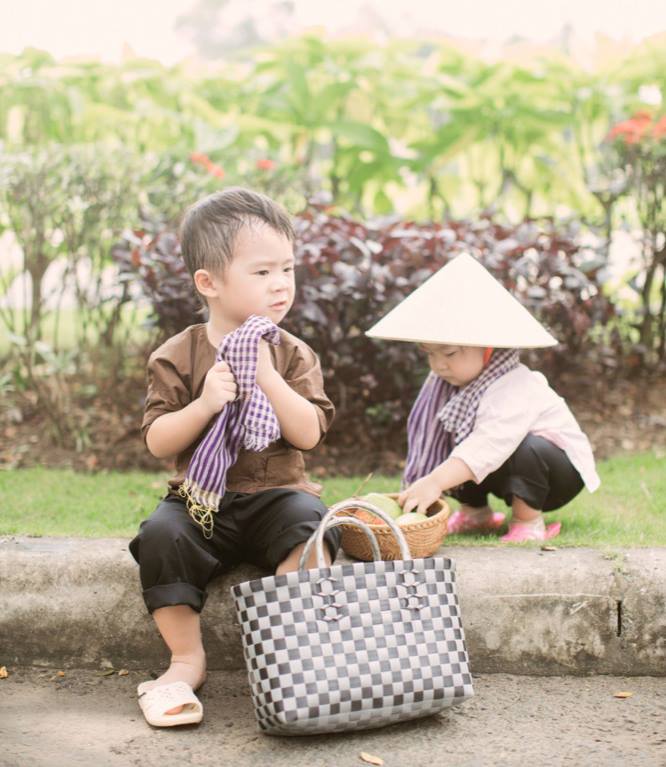 Rio và Cherry hóa “Hai lúa dắt Ba ruộng lên phố” cực đáng yêu