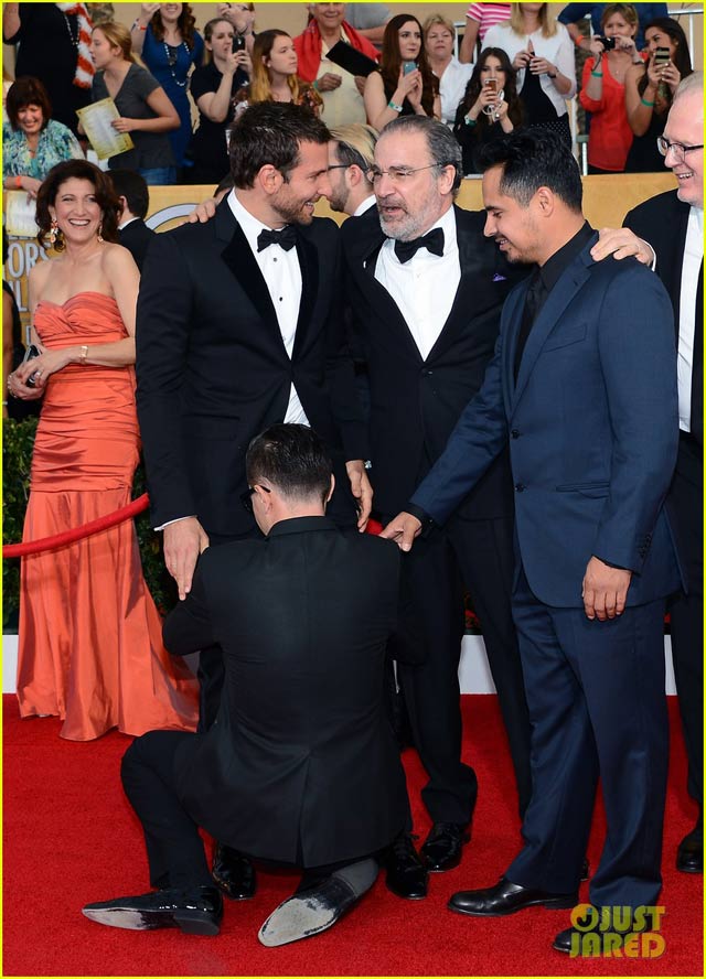 Phóng viên khoe mông và những chiêu trò khó đỡ