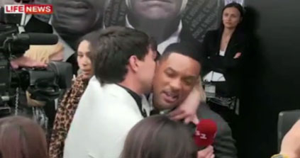 Phóng viên khoe mông và những chiêu trò khó đỡ