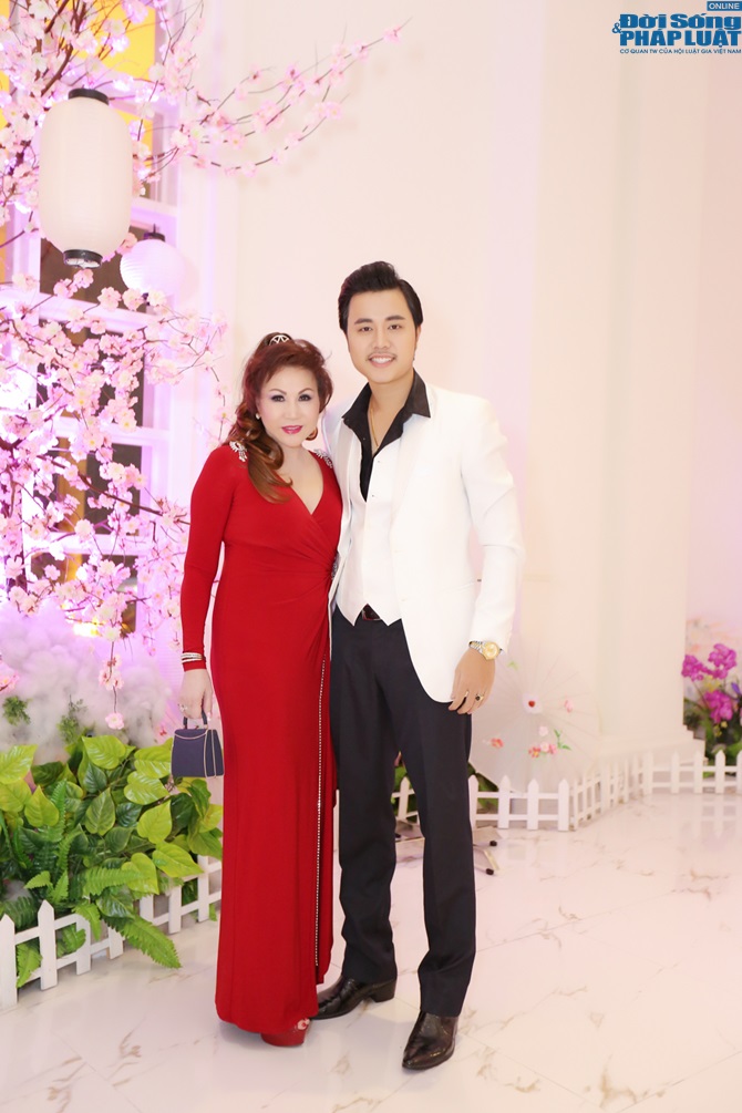 Yvonne e ấp bên tình trẻ Vũ Hoàng Việt