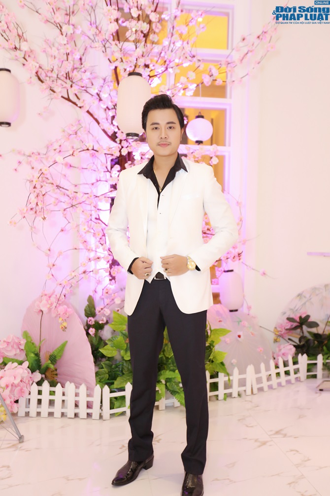 Yvonne e ấp bên tình trẻ Vũ Hoàng Việt