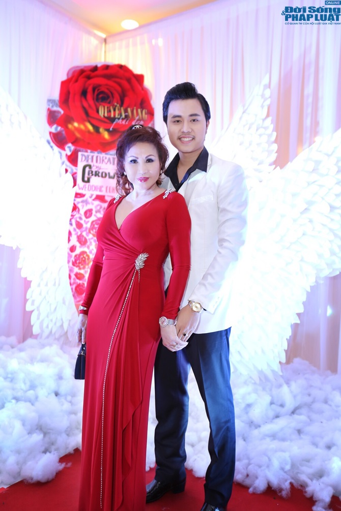 Yvonne e ấp bên tình trẻ Vũ Hoàng Việt