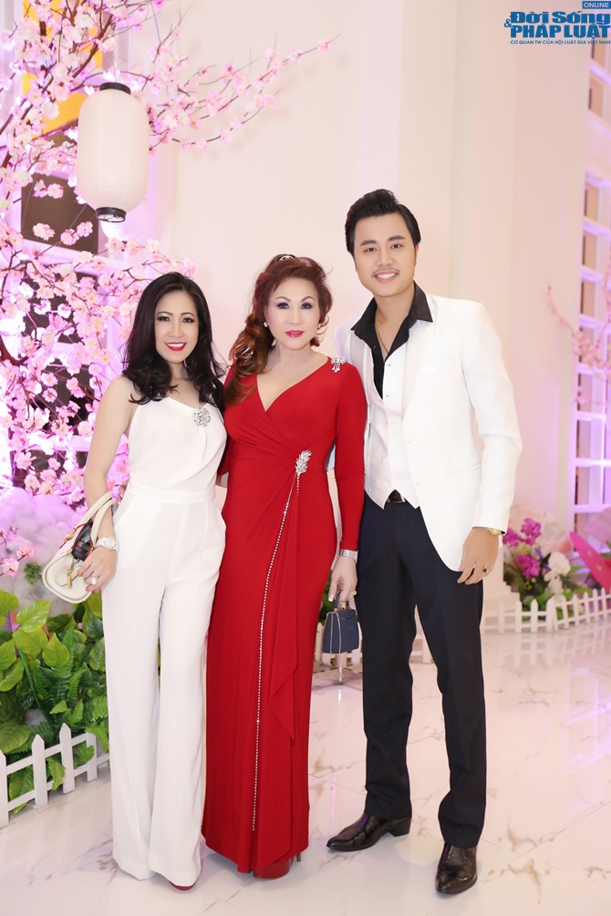 Yvonne e ấp bên tình trẻ Vũ Hoàng Việt