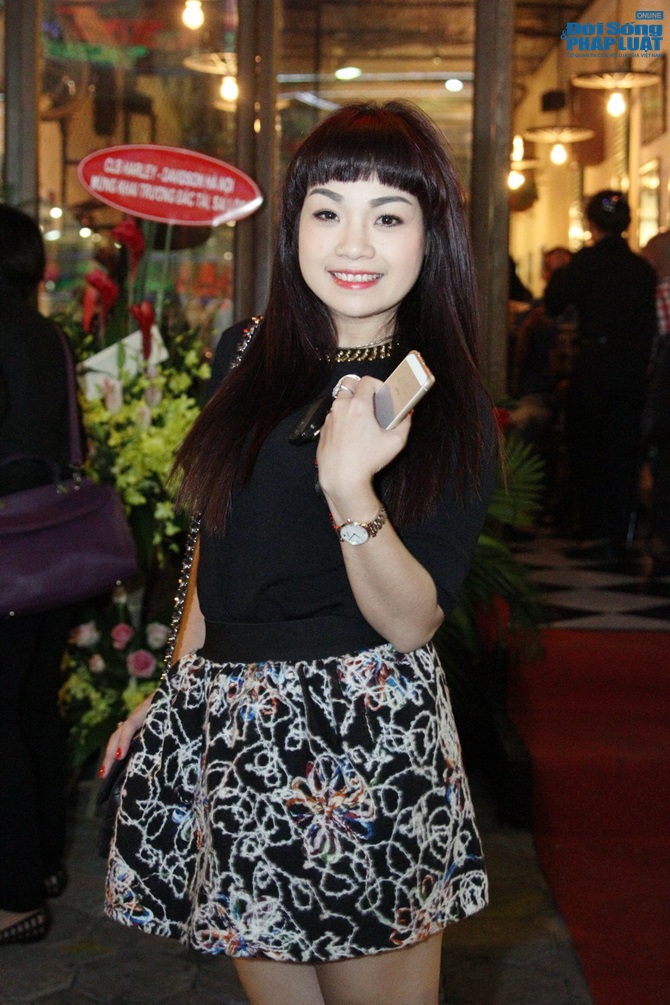 Andrea kín đáo đi sự kiện cùng trai lạ