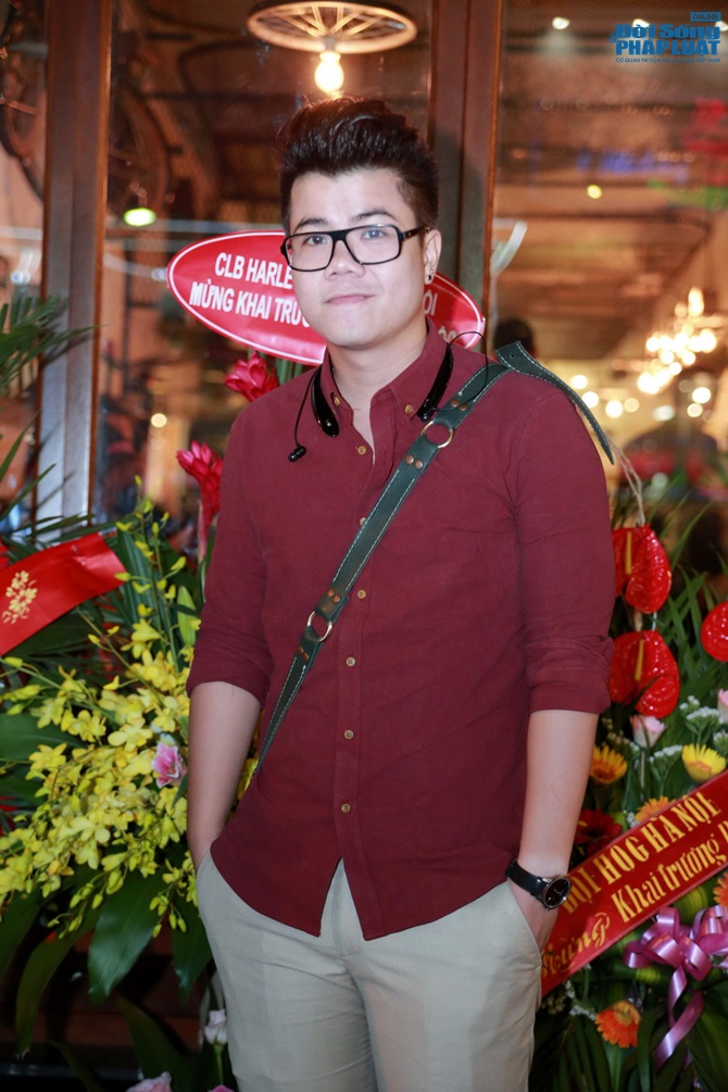 Andrea kín đáo đi sự kiện cùng trai lạ