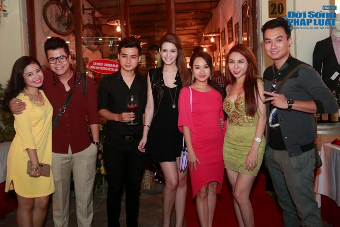 Andrea kín đáo đi sự kiện cùng trai lạ