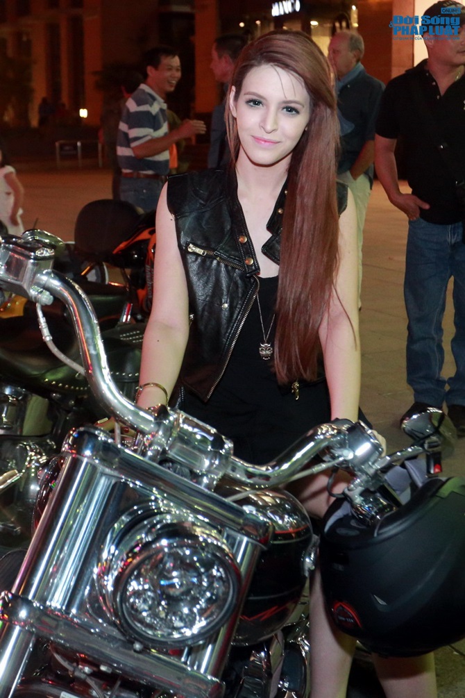 Andrea kín đáo đi sự kiện cùng trai lạ