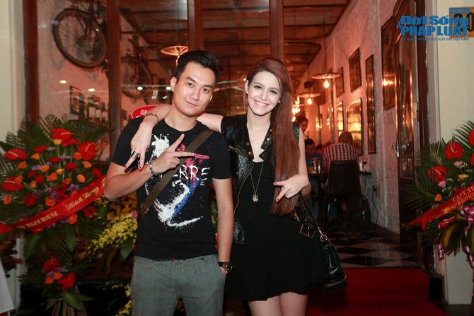 Andrea kín đáo đi sự kiện cùng trai lạ